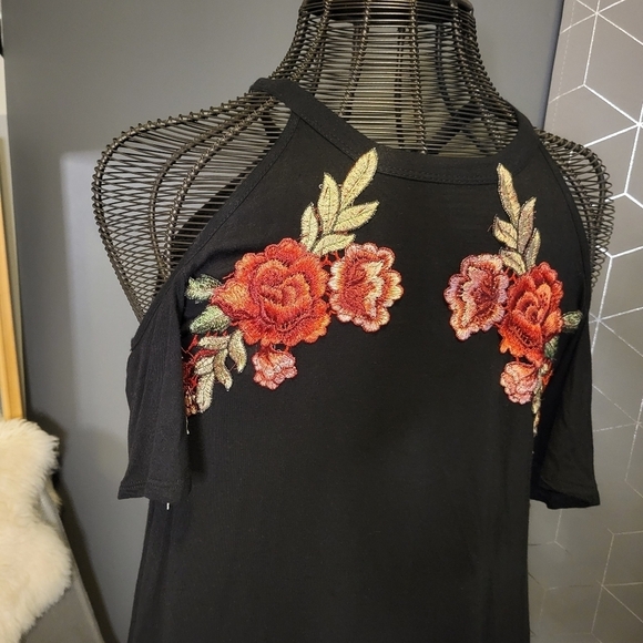 Alya Medium Casual Dress with embroidery - Picture 2 of 6